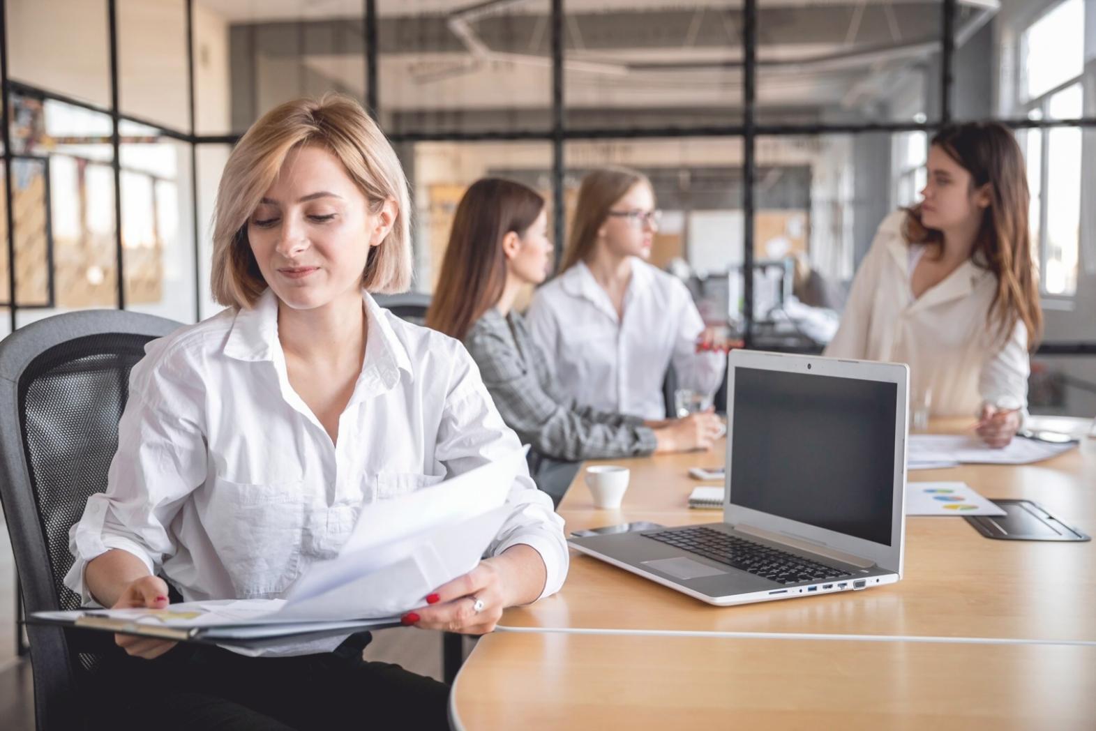 Notizen und Berechnungen während eines Finanzworkshops
