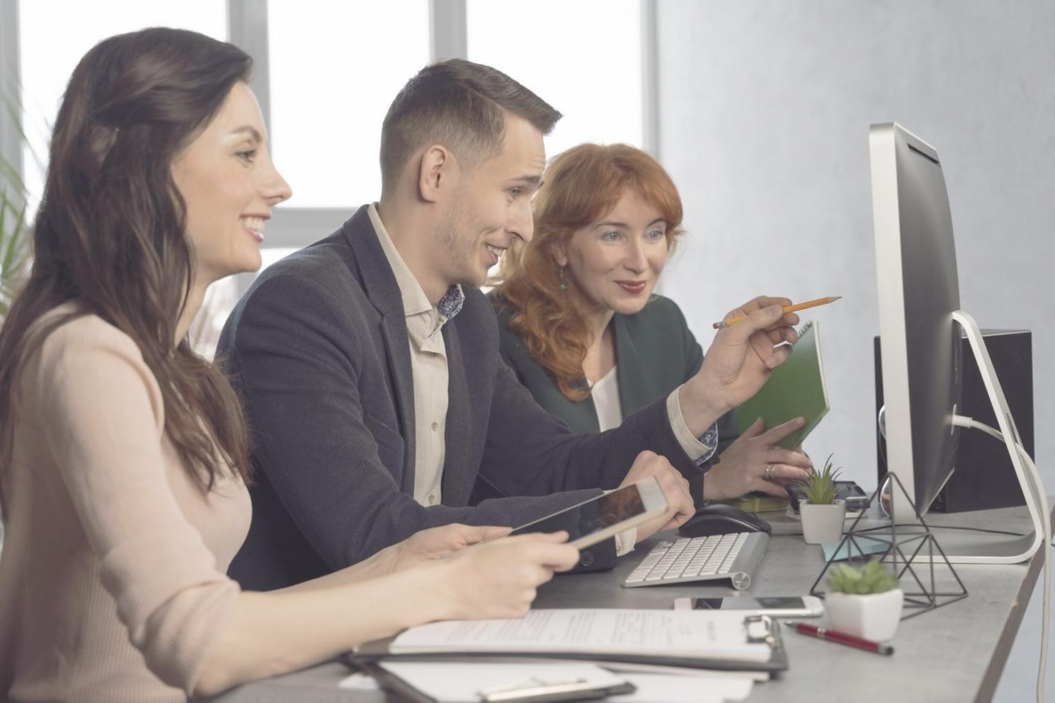 Teilnehmer arbeiten gemeinsam an Finanzplanungsübungen