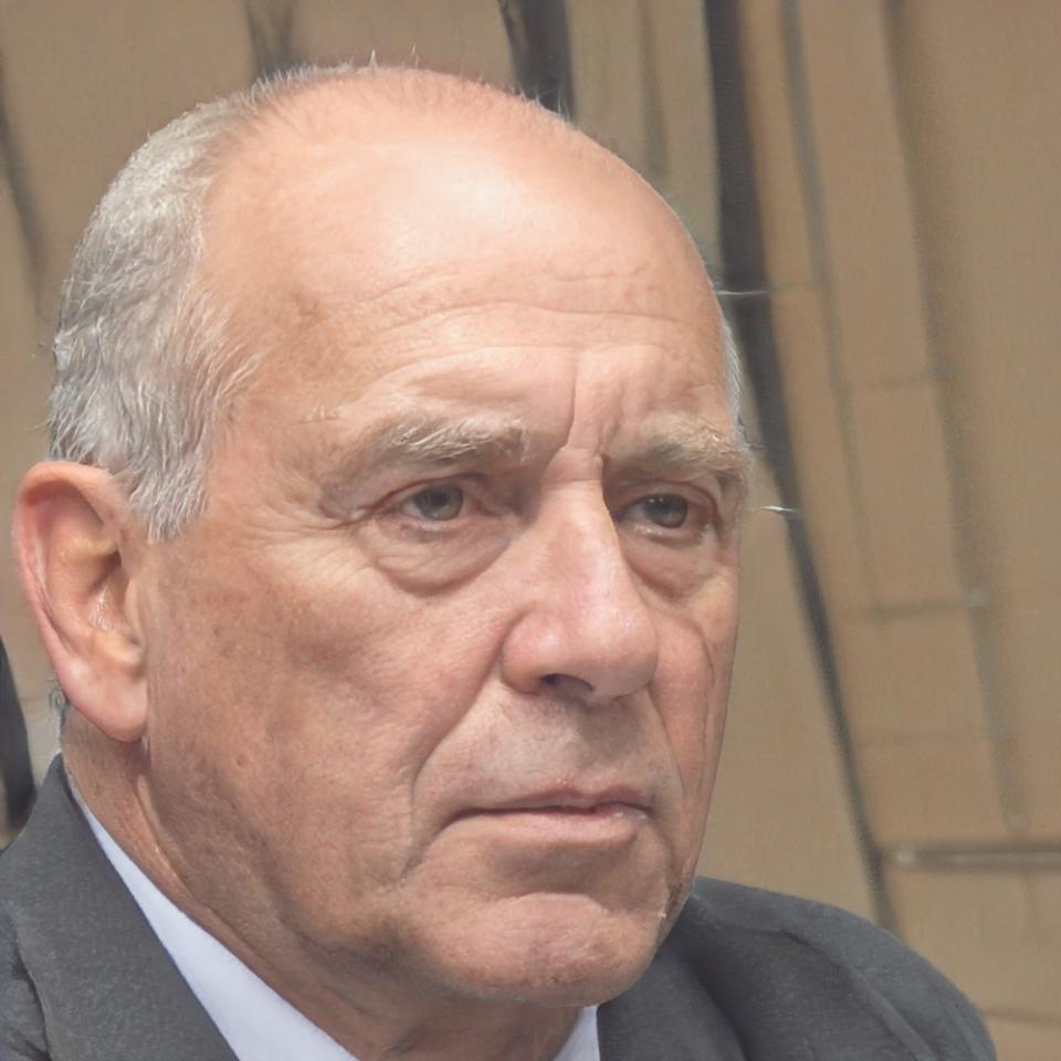 Kursleiter im Gespräch mit Teilnehmern während eines Finanzworkshops