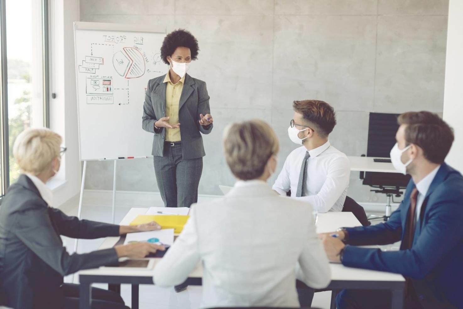 Studentin arbeitet an Finanzprojekt mit Laptop und Notizen